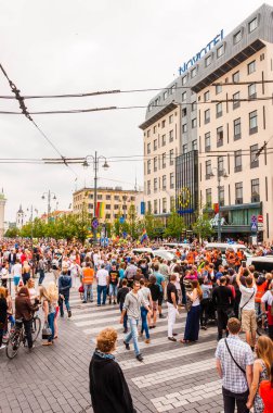 Vilnius, Litvanya - 27 Temmuz 2013: Gurur geçit töreninde eylem. İzleyici ve göstericiler gökkuşağı bayrakları ile kalabalık. Lezbiyen, Eşcinsel, biseksüel, transseksüel, Lgbti kültür gurur kutlama olay