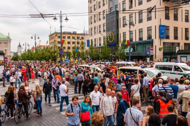 Vilnius, Litvanya - 27 Temmuz 2013: Gurur geçit töreninde eylem. İzleyici ve göstericiler gökkuşağı bayrakları ile kalabalık. Lezbiyen, Eşcinsel, biseksüel, transseksüel, Lgbti kültür gurur kutlama olay