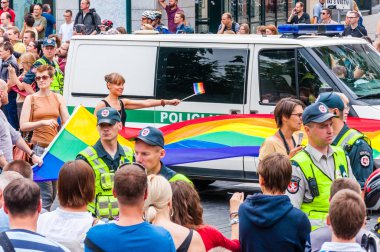 Vilnius, Litvanya - 27 Temmuz 2013: polis güçlerinin Gedimino sokakta insanlarla dolu gurur geçit töreni sırasında güvenliği sağlamak. Lezbiyen, Eşcinsel, biseksüel, transseksüel, Lgbti kültür gurur kutlama olay