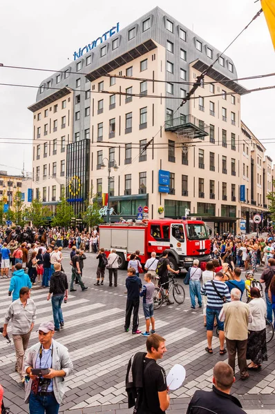 Vilnius Lituania Julio 2013 Multitud Personas Que Rodean Conducción Coches — Foto de Stock