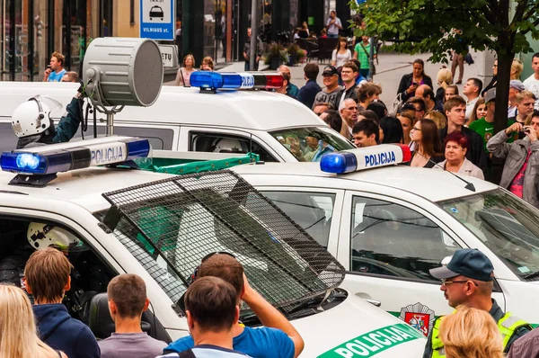 Vilnius Lituania Julio 2013 Coches Policía Conduciendo Con Gran Altavoz — Foto de Stock