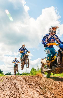 Vilnius, Litvanya - 14 Temmuz 2013: Onların manevraları pratik bir grup amatör motosikletçi maskesi. Birden fazla pozlama üzerinde alınan genel arazi vurdu bu