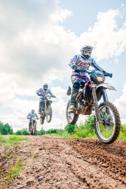 Vilnius, Litvanya - 14 Temmuz 2013: Onların manevraları pratik bir grup amatör motosikletçi maskesi. Birden fazla pozlama üzerinde alınan genel arazi vurdu bu