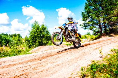 Vilnius, Litvanya - 14 Temmuz 2013: Amatör bir motosiklet onun manevraları pratik. Bu bir doğal ışık açık havada ateş üzerinde alınan genel arazi olduğunu