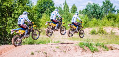 Vilnius, Litvanya - 14 Temmuz 2013: Onların manevraları pratik bir grup amatör motosikletçi maskesi. Birden fazla pozlama üzerinde alınan genel arazi vurdu bu