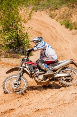 Vilnius, Litvanya - 14 Temmuz 2013: Amatör bir motosiklet onun manevraları pratik. Bu bir doğal ışık açık havada ateş üzerinde alınan genel arazi olduğunu