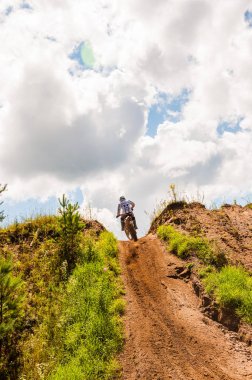 Vilnius, Litvanya - 14 Temmuz 2013: Amatör bir motosiklet onun manevraları pratik. Bu bir doğal ışık açık havada ateş üzerinde alınan genel arazi olduğunu