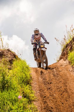 Vilnius, Litvanya - 14 Temmuz 2013: Amatör bir motosiklet onun manevraları pratik. Bu bir doğal ışık açık havada ateş üzerinde alınan genel arazi olduğunu