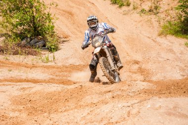 Vilnius, Litvanya - 14 Temmuz 2013: Amatör bir motosiklet onun manevraları pratik. Bu bir doğal ışık açık havada ateş üzerinde alınan genel arazi olduğunu