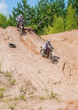 Vilnius, Litvanya - 14 Temmuz 2013: Onların manevraları pratik bir grup amatör motosikletçi maskesi. Birden fazla pozlama üzerinde alınan genel arazi vurdu bu