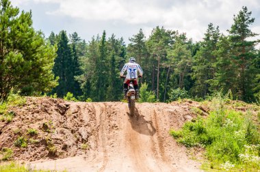 Vilnius, Litvanya - 14 Temmuz 2013: Amatör bir motosiklet onun manevraları pratik. Bu bir doğal ışık açık havada ateş üzerinde alınan genel arazi olduğunu
