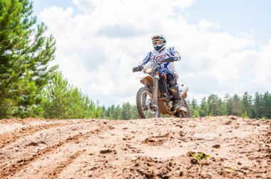 Vilnius, Litvanya - 14 Temmuz 2013: Amatör bir motosiklet onun manevraları pratik. Bu bir doğal ışık açık havada ateş üzerinde alınan genel arazi olduğunu