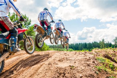 Vilnius, Litvanya - 14 Temmuz 2013: Onların manevraları pratik bir grup amatör motosikletçi maskesi. Birden fazla pozlama üzerinde alınan genel arazi vurdu bu