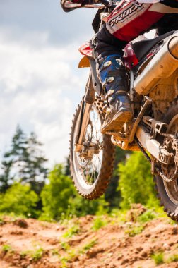 Vilnius, Litvanya - 14 Temmuz 2013: Vilnius, Litvanya - 14 Temmuz 2013: yakın çekim Amatör bir motosikletçi maskesi uygulama onun manevraları. Bu bir doğal ışık açık havada ateş üzerinde alınan genel arazi olduğunu