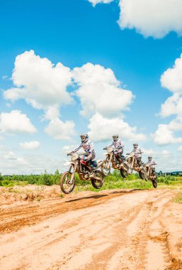 Vilnius, Litvanya - 14 Temmuz 2013: Onların manevraları pratik bir grup amatör motosikletçi maskesi. Birden fazla pozlama üzerinde alınan genel arazi vurdu bu