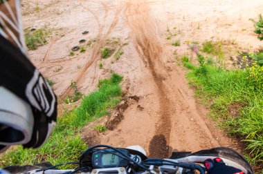 Vilnius, Litvanya - 14 Temmuz 2013: Amatör bir motosiklet arkasında oturan ve bir atış onun parça yapım fotoğrafçı ile onun manevraları pratik. Bu bir açık havada üzerinde alınan genel arazi vurdu olduğunu