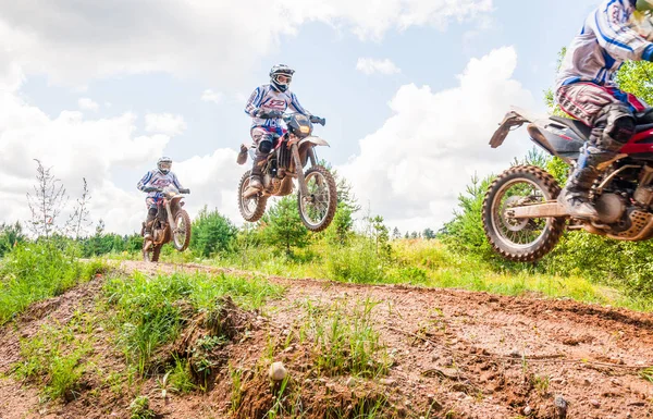 Vilnius, Litvanya - 14 Temmuz 2013: Onların manevraları pratik bir grup amatör motosikletçi maskesi. Birden fazla pozlama üzerinde alınan genel arazi vurdu bu