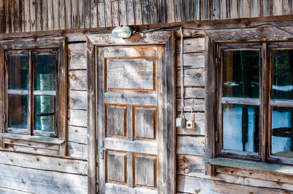 Primer Plano Antigua Casa Forestal Tradicional Madera Con Entrada Puerta — Foto de Stock