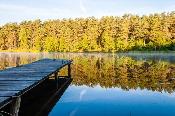 Visserij Van Staven Liggend Een Houten Pier Meer Met Geweldige — Stockfoto