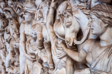 Vatikan, Rome, İtalya - 16 Kasım 2018: Amazonlar ve Achilles ile Penthesilea sekizgen Courtyard Belvedere Sarayı, Vatikan Müzesi, Roma, İtalya, lahit.
