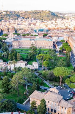 Yeşil ve rahat Vatikan bahçeleri ve Müze binaları ile ön plan üzerinde Roma cityscape üzerinde yüksek görünümü