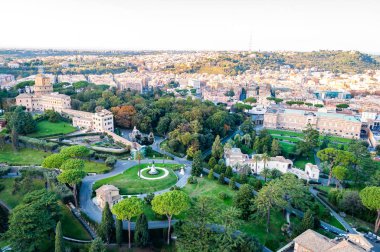 Yeşil ve rahat Vatikan bahçeleri ve Müze binaları ile ön plan üzerinde Roma cityscape üzerinde yüksek görünümü