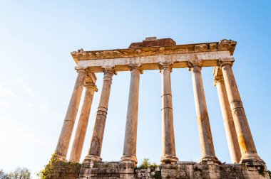 Roma, İtalya - 17 Kasım 2018:, Satürn antik bir Roma Tapınağı Satürn Tanrı'ya yapıldı. Onun kalıntıları Roma Forumu batı ucundaki Capitol Tepesi'nin durmak