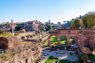 Roma, İtalya - 17 Kasım 2018: Roman Forum, Forum Romanum forumdur birkaç önemli antik hükümet binaları Roma şehir merkezinde kalıntıları çevrili dikdörtgen