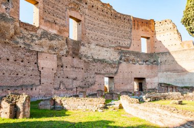 Roma, İtalya - 17 Kasım 2018: Duvardan Domitian İmparatorluk Sarayı bir parçasıydı ve iki katlı revaklı tarafından çevriliydi Palatine Tepesi'ndeki Stadyumu kalıntıları kalır