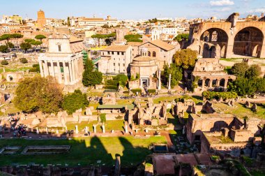 Roma, İtalya - 17 Kasım 2018: Roman Forum, Forum Romanum forumdur birkaç önemli antik hükümet binaları Roma şehir merkezinde kalıntıları çevrili dikdörtgen