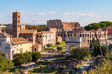 Rome, İtalya - 17 Kasım 2018: Roman Forum, Forum Romanum önemli antik hükümet binaları Roma Colosseum ile arka plan üzerinde ortasındaki kalıntıları çevrili