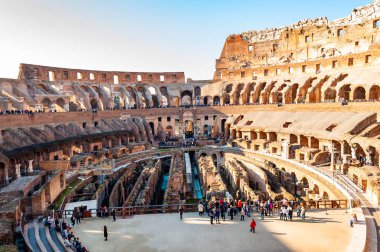 Roma, İtalya - 17 Kasım 2018: Roma, İtalya Merkezi oval bir amfiteatr ünlü Colosseum veya Coliseum, olarak da bilinen Flavius amfi, izlerken turist olduğunu