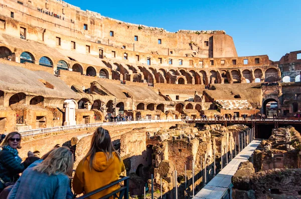 Rom Italien November 2018 Tourist Beobachten Das Berühmte Kolosseum Oder — Stockfoto