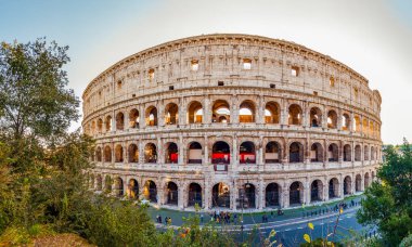Rome, İtalya - 17 Kasım 2018: Wide Colosseum veya Flavian amfi bilinen Coliseum, dış Panoraması olan insanlarla dolu Roma şehir merkezindeki oval bir amfiteatr