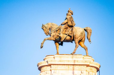 Roma, İtalya - 17 Kasım 2018: bronz heykeli önünde Vittorio Emanuele II Anıtı, Monumento Nazionale Birleşik İtalya Victor Emmanuel II ilk kralı Vittorio Emanuele
