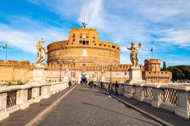 Rome, İtalya - 17 Kasım 2018: Görünüm Ponte Sant'Angelo, Aelian köprü veya Pons Aelius, Hadrian Köprüsü ile ünlü Castel Sant'Angelo, kale kutsal Angel veya sonunda Hadrian Mozolesi
