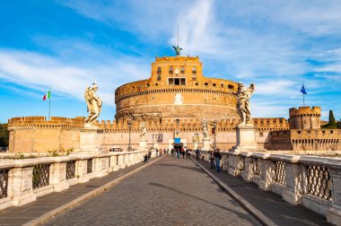 Rome, İtalya - 17 Kasım 2018: Görünüm Ponte Sant'Angelo, Aelian köprü veya Pons Aelius, Hadrian Köprüsü ile ünlü Castel Sant'Angelo, kale kutsal Angel veya sonunda Hadrian Mozolesi