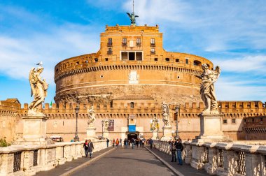 Rome, İtalya - 17 Kasım 2018: Görünüm Ponte Sant'Angelo, Aelian köprü veya Pons Aelius, Hadrian Köprüsü ile ünlü Castel Sant'Angelo, kale kutsal Angel veya sonunda Hadrian Mozolesi