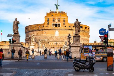 Rome, İtalya - 17 Kasım 2018: Görünüm Ponte Sant'Angelo, Aelian köprü veya Pons Aelius, Hadrian Köprüsü ile ünlü Castel Sant'Angelo, kale kutsal Angel veya sonunda Hadrian Mozolesi