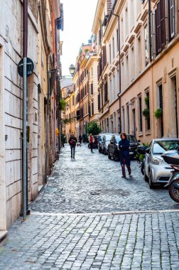 Rome, İtalya - 18 Kasım 2018: insanlar tarafından Antik Ortaçağ Old Town kaldırım taşı Roma, Italya'sokak yürüyüş