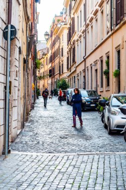 Rome, İtalya - 18 Kasım 2018: insanlar tarafından Antik Ortaçağ Old Town kaldırım taşı Roma, Italya'sokak yürüyüş