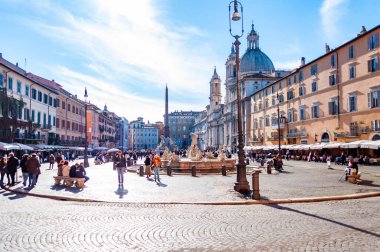 Roma, İtalya - 18 Kasım 2018: Piazza Navona Meydanı ünlü çeşmeler, ilgi çekici yerlere ve insanlar Roma, İtalya. 1. yüzyılda inşa Domitian Stadyumu sitede inşa