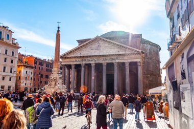 Roma, İtalya - 18 Kasım 2018: ünlü Pantheon Tapınağı tüm tanrıların meydanında yürürken insanlar olduğunu yukarıda tapınağın ışıklı parlak güneş ışınları ile eski bir Roma Tapınağı