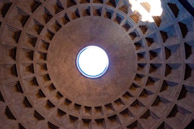 Rome, İtalya - 18 Kasım 2018: Ünlü Kaset tavan kubbe üstündeki geniş açık rotunda ile tüm tanrıların tapınağı Pantheon. Güneş ışınları oculus diyafram çatıda aracılığıyla delici