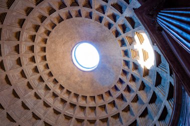 Rome, İtalya - 18 Kasım 2018: Ünlü Kaset tavan kubbe üstündeki geniş açık rotunda ile tüm tanrıların tapınağı Pantheon. Güneş ışınları oculus diyafram çatıda aracılığıyla delici