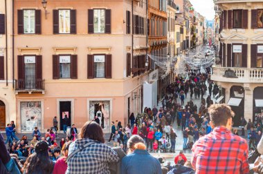 Roma, İtalya - 18 Kasım 2018: Piazza di Spagna, İspanya Meydanı İspanyol Merdivenleri altındaki Roma her zaman dolu turistler ve yerliler için basamaklarında oturan ünlü meydanlarından biridir
