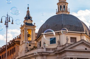 Rome, İtalya - 18 Kasım 2018: sabun köpüğü, Piazza del Popolo üzerinde uçan Halk Meydanı Roma'da antik kiliseler tarafından çevrili tarihlerde Montesanto Santa Maria ile onun büyük kubbe ve çan kulelerinin