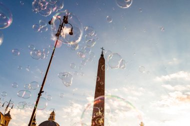 Rüzgar hava ile Piazza del Popolo yukarıda gökyüzü uçan ışık ve renkli sabun köpüğü