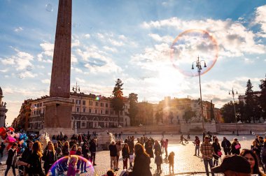 Rome, İtalya - 18 Kasım 2018: sabun kabarcıkları Piazza del Popolo, mutlu pozitif insanlar, turistler ve yerliler tam arka plan üzerinde Roma mimarisi ile Roma'da halk Meydanı üzerinde uçan