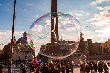 Rome, İtalya - 18 Kasım 2018: sabun kabarcıkları Piazza del Popolo, mutlu pozitif insanlar, turistler ve yerliler tam arka plan üzerinde Roma mimarisi ile Roma'da halk Meydanı üzerinde uçan
